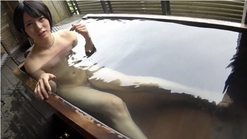 温泉に浸かる香椎つむぎ