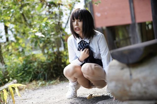 野外で脱糞する少女