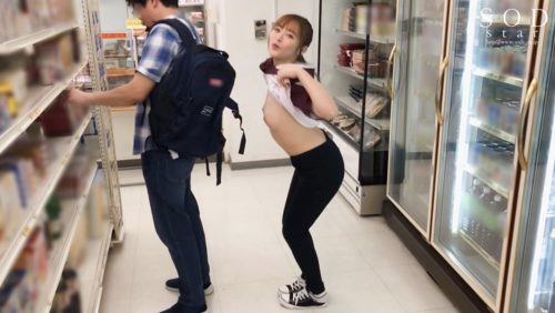 お客さんのすぐ後ろでエロテロする小倉由菜